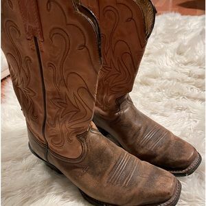 Ariat boots size 6.